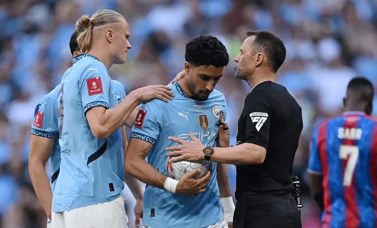 爱游戏官网-英超倒计时,塞维利亚关键时刻回应争议,细节引发关注,媒体盛赞,更衣室氛围转暖的简单介绍