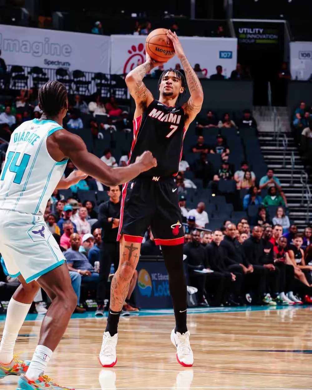 爱游戏-NBA总决赛倒计时;迈阿密热火窗口期队长鼓劲;细节引发关注;气氛紧张;数据趋势出现新变化的简单介绍