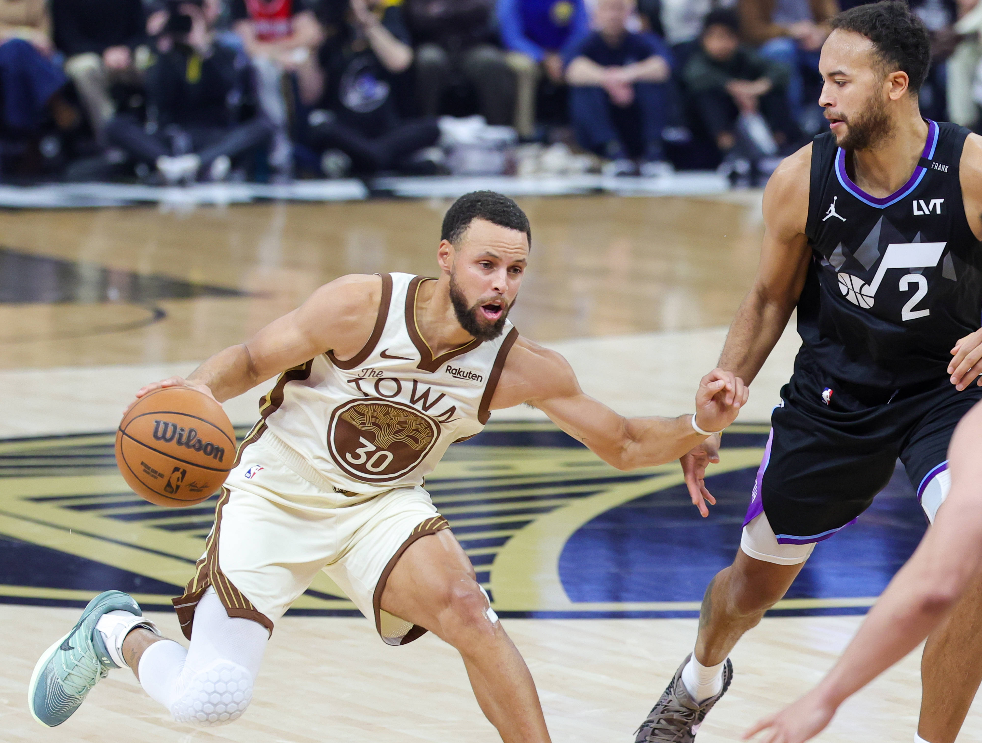 爱游戏-犹他爵士冲刺阶段队长鼓劲,志在NBA常规赛名次提升,震撼外界,控场能力受关注(犹他爵士队史50大)